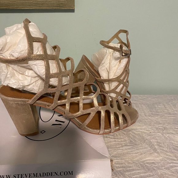 Steve Madden Daphne Gold Sandal. Size 8 - Picture 5 of 7